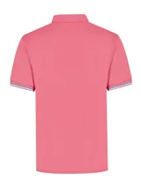 Chomba color salmón de piqué de algodón pima, con cuello clásico, tapeta de dos botones y logo bordado en el pecho.