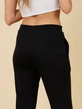 Pantalón de jogging negro con cintura elástica y cordón ajustable.