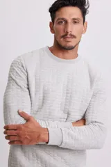 Buzo gris melange de corte clásico con textura capitoneada.