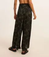 Pantalón de playa largo de crepé con estampado de palmeras y cintura elástica.