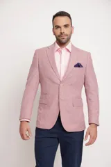 Blazer beige de corte slim fit, con solapas de muesca, cierre de dos botones, dos bolsillos delanteros con solapa y un bolsillo de parche en el pecho con pañuelo de bolsillo estampado.