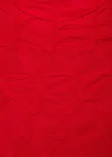 Camiseta roja con textura, cuello redondo y mangas cortas. Diseño entallado.