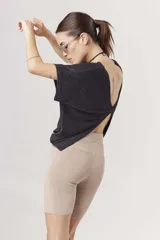 Shorts tipo biker de tejido de punto color beige melange, ajustados al cuerpo.