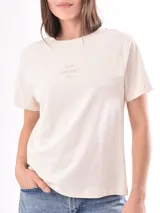 Remera rosa con estampado de labios rojos y texto con tipografía retro.