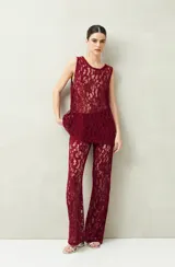 Top de encaje color borgoña sin mangas, con transparencias y diseño floral.