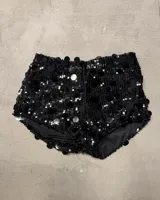 Microshort negro de tiro alto, completamente cubierto de lentejuelas redondas negras.