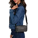 Bandolera Guess negra con estampado del logo de la marca en toda la superficie. Tiene correa de hombro ajustable con el nombre de la marca, cierre superior con cremallera y bolsillo frontal con cremallera.