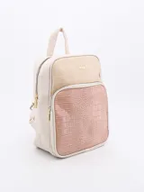 Mochila color beige con estampado de piel de cocodrilo en la parte superior e inferior.
