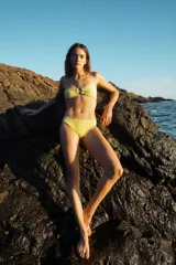 Conjunto de bikini verde lima con textura arrugada. El corpiño es bandeau con nudo central y la bombacha es vedetina.