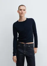 Cárdigan de punto fino color azul marino, con cuello redondo, manga larga y cierre frontal con botones.