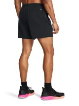 Short deportivo Under Armour Project Rock color verde con detalles en celeste y logo estampado en la pierna.