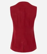 Chaleco rojo con cuello redondo, sin mangas y cierre frontal con botones forrados.