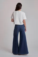 Remera blanca de algodón con cuello redondo y mangas cortas. Presenta apliques de strass en los laterales del ruedo.