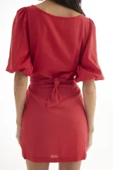 Vestido corto rojo de lino, con escote redondo, mangas globo y lazo ajustable en la cintura.