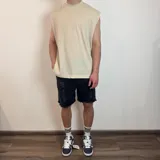 Bermuda de jean color negro con efecto desgastado y roturas, corte jogger arriba de la rodilla y cintura con cordón ajustable.