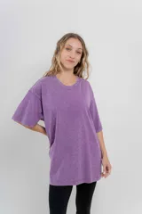 Remera oversize color marrón con efecto lavado, cuello redondo y mangas cortas amplias.