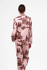 Blazer rosa con estampado de paisaje en tonos marrones, de corte clásico con solapas y cierre de un botón.