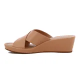 Sandalia tipo mule de plataforma corrida (wedge), color negro, con tiras anchas cruzadas sobre el empeine. Presenta un pequeño detalle metálico dorado en el lateral de la tira superior.