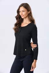 Remera manga larga lisa color beige, con cuello redondo y botones en la parte frontal.