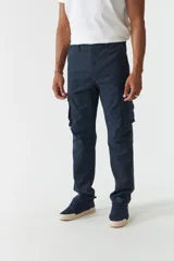 Pantalón cargo azul marino sin puños, de corte recto, con bolsillos laterales y traseros.