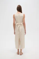 Mono de viscosa color verde oliva, con breteles anchos, corte holgado, cierre lateral y cuello recto. Diseño a rayas verticales.