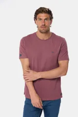 Remera celeste de manga corta con cuello redondo y bordado pequeño en el pecho. Corte clásico.