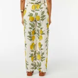 Pantalón ancho de tiro alto con estampado de limones y hojas verdes.
