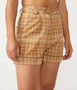 Short de sastrería con estampado de cuadros color beige y marrón, con trabillas en la cintura, cierre con botón y cremallera, y bajo doblado.