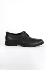 Zapato acordonado de cuero negro con suela baja.