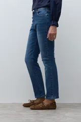 Jean slim de mujer color azul medio, con tiro medio y corte ajustado.