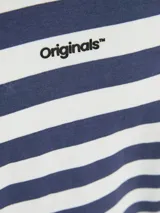 Camiseta a rayas horizontales azul marino y blanco, de manga corta y cuello redondo.