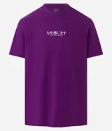 Remera violeta de media malla, corte comfort, cuello redondo y manga corta. Estampa trasera con un pez koi y un templo japonés, y texto en japonés e inglés.