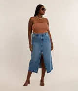 Pollera midi de jeans de algodón, color celeste desgastado, con talle alto, abertura frontal (fenda) y ruedo deshilachado.