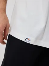 Remera negra de algodón con estampado en la espalda que incluye un sol estilizado, texto con la marca "Rusty" y la frase "Golden Sun - Endless Waves".