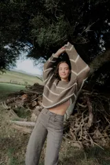 Jean wide leg color marrón, con corte recto y amplio, y costuras protagonistas que crean un diseño geométrico en las piernas.