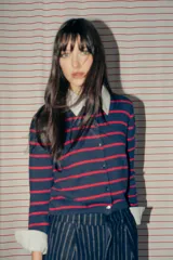 Cardigan azul marino con rayas horizontales rojas, cuello camisero blanco y cierre frontal con botones.