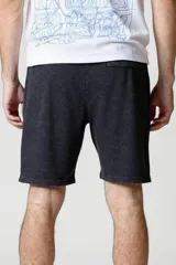 Short de gabardina color beige, corte recto, con bolsillos laterales y traseros.