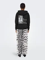 Sudadera negra con capucha, calce regular, hombros caídos, mangas largas y puños acanalados. Estampado en la espalda con una imagen y la frase "BE AFRAID & DO IT ANYWAY".