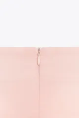 Falda pantalón negra de tiro alto con delantero cruzado y pliegues. Cierre trasero con cremallera oculta.