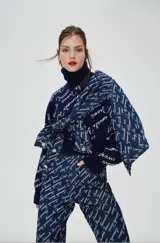 Campera de jean azul con estampado de monograma en blanco. Marca Animale Jeans.