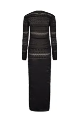 Vestido largo negro de punto calado, con manga larga y escote en pico con cierre de lazada.