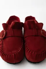 Slipper de gamuza color ladrillo con hebilla forrada y plantilla de cuero.