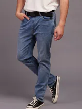Pantalón jean celeste de corte slim fit y cintura media.