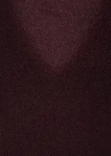 Jersey de punto fino color vino tinto, con cuello pico y manga larga. Tejido de lúrex con acabado brillante.