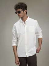 Camisa de manga larga color blanco con bolsillo en el pecho.