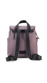 Mochila color beige de nylon con tapa y broche. Incluye bolsillos interiores, bolsillos laterales de fácil acceso, correas regulables y bolsillo en la espalda.