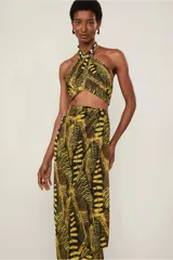 Falda midi estampada con cintura alta, fruncido, cierre cruzado, cremallera invisible y corte recto.