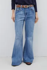 Jean de corte flare con tiro medio, confeccionado en denim de lavado claro con costuras a contratono.