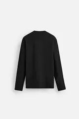 Camiseta negra de manga larga con cuello redondo y corte ajustado.