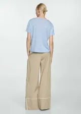 Remera celeste de lino con cuello en V y mangas cortas.
